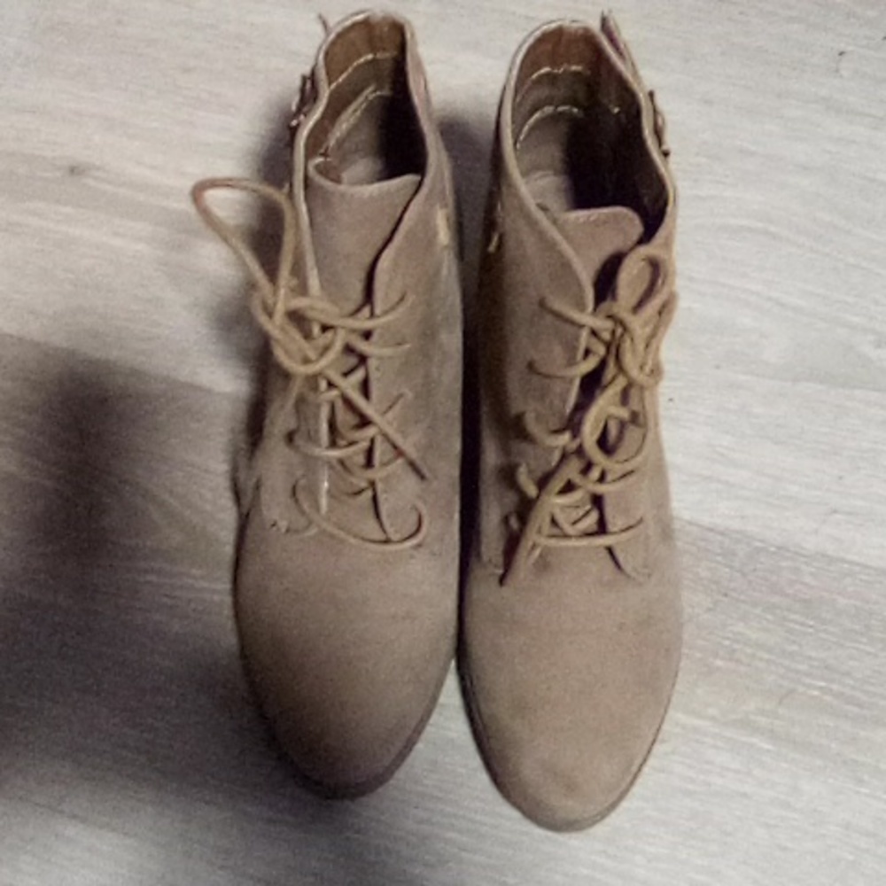 MADDEN girl ladies Dailey brown wedge boots. Size 7